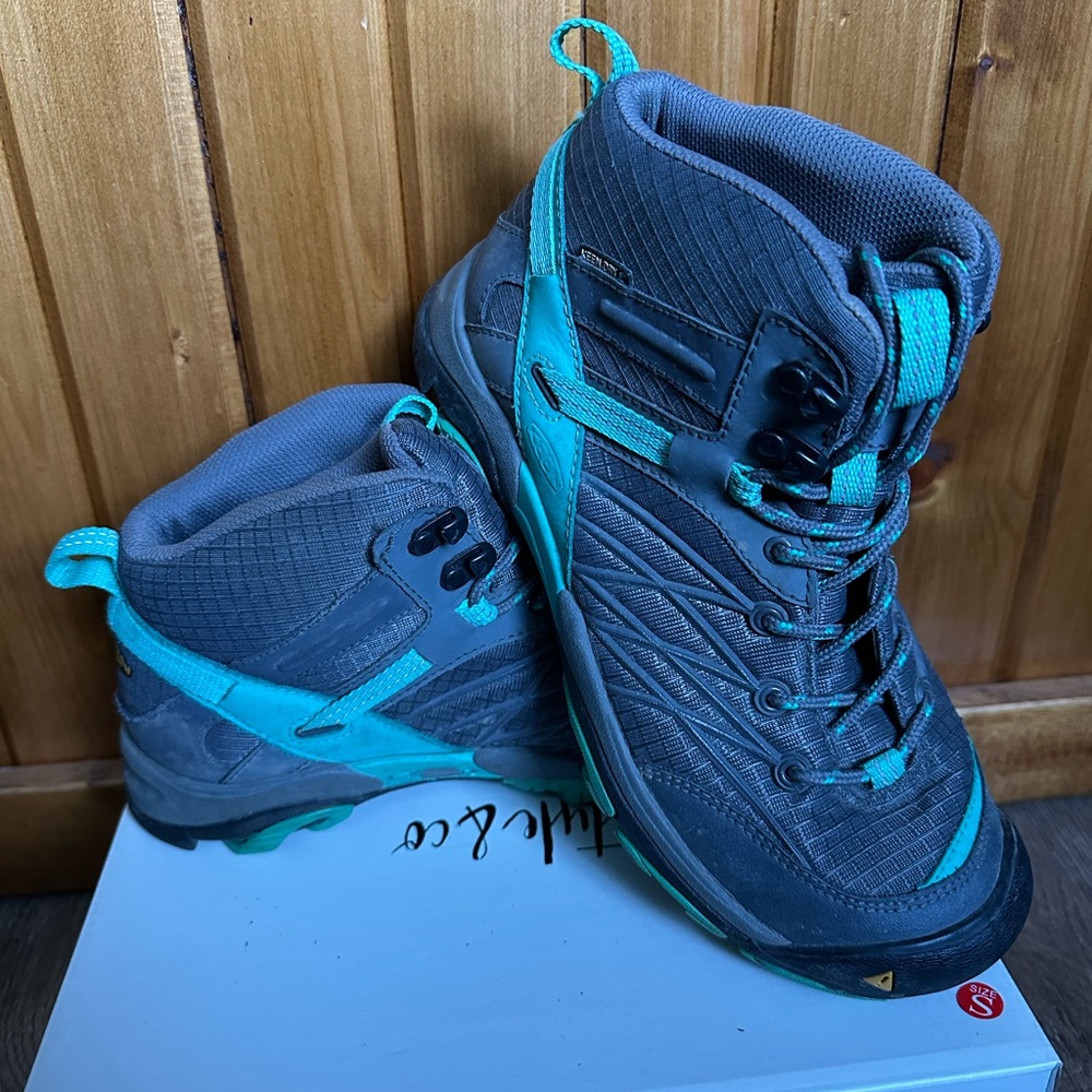 KEEN Hiking Booties Women’s Size US 7. Grey and Teal. LIKE NEW.
